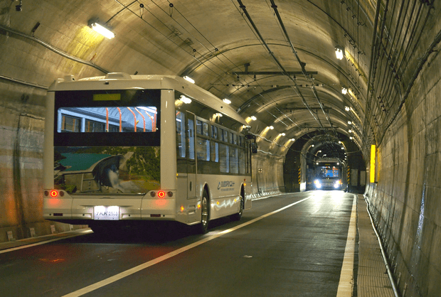 รถบัสไฟฟ้าในอุโมงค์ Tateyama